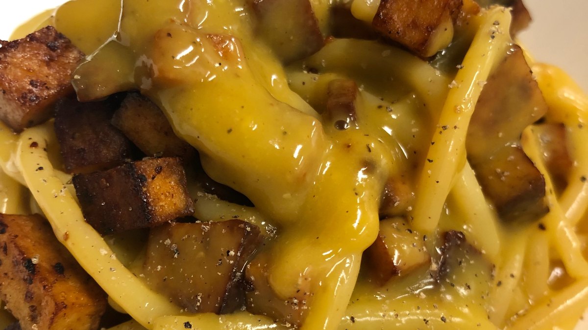 Spaghetti con crema carbonara senza uova IN-VECE e cubetti di pancetta vegetale