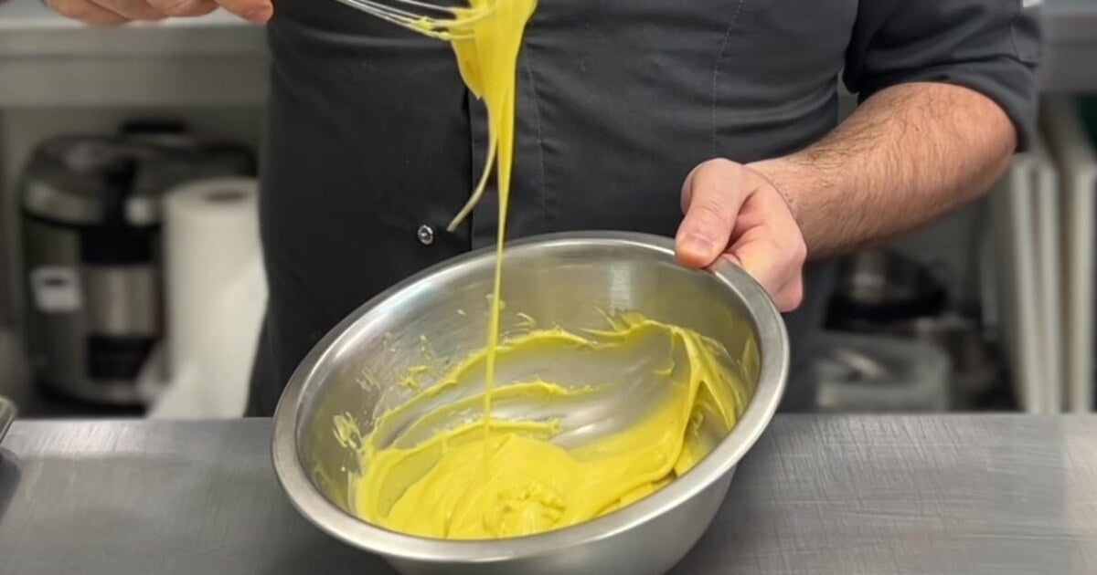 Crema pasticcera senza uova IN-VECE che cade a nastro dalla frusta