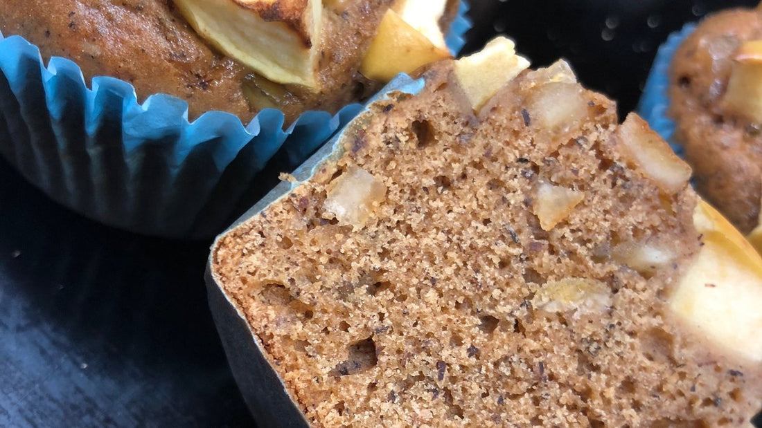 Muffin senza uova IN-VECE alla mela tagliato a meta, con la mollica in primo piano