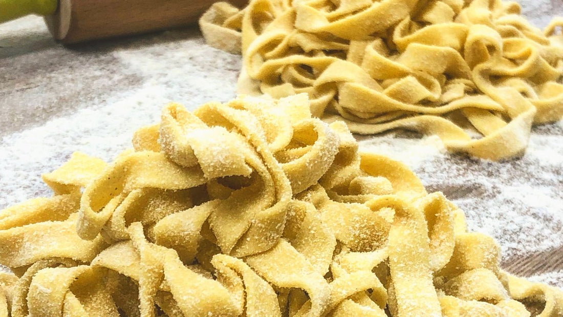 Tagliatelle di pasta fresca senza uova IN-VECE a nidi infarinati, con mattarello